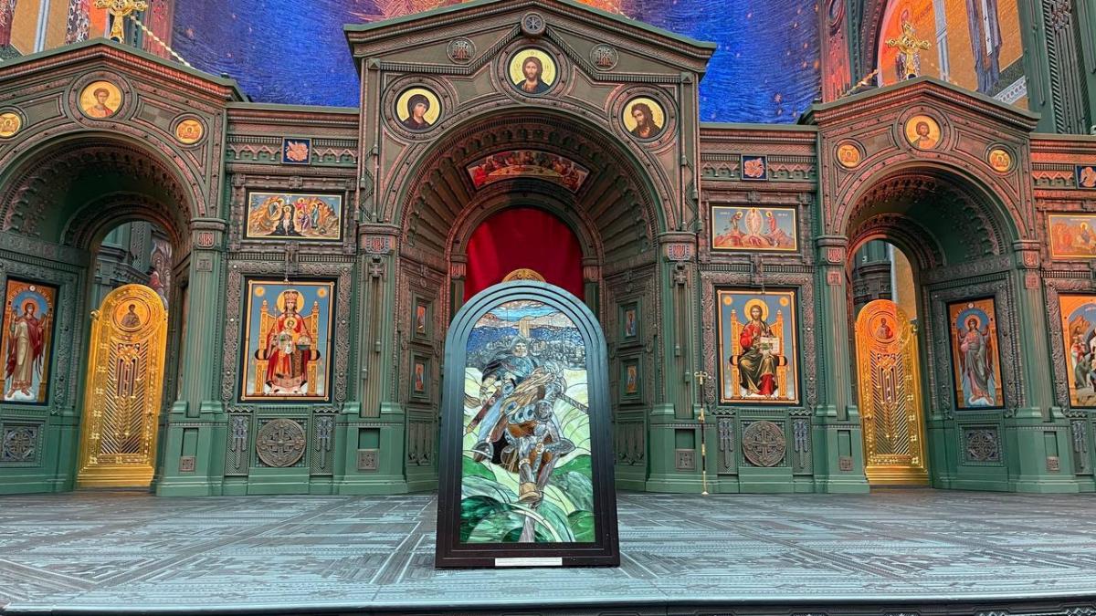 Росіяни зібрали осколки на місці боїв у Маріуполі і зробили героїчний вітраж / фото "Катюша" Росіяни зібрали осколки на місці боїв у Маріуполі і зробили героїчний вітраж / фото "Катюша"