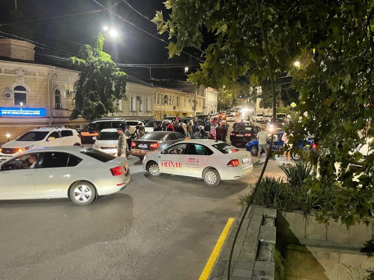 В окупованій Ялті забили до смерті чоловіка: підозрюваних затримали після мітингу В окупованій Ялті забили до смерті чоловіка: підозрюваних затримали після мітингу