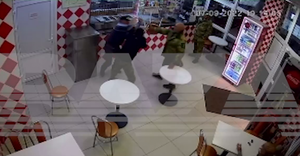 Російський солдат побив співвітчизника в піцерії / Скриншот Російський солдат побив співвітчизника в піцерії / Скриншот