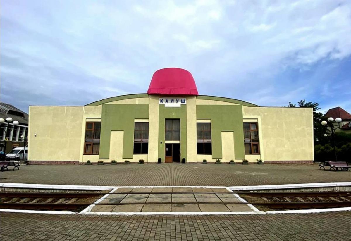 Вокзал в Калуше нарядили в панаму, чтоб встретить стотысячного пассажира / фото Укрзализныця
