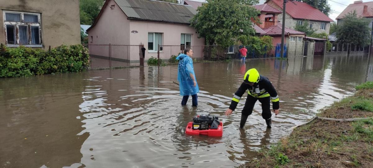 В Ужгороді після зливи затопило дороги / фото t.me/dsns_telegram В Ужгороді після зливи затопило дороги / фото t.me/dsns_telegram