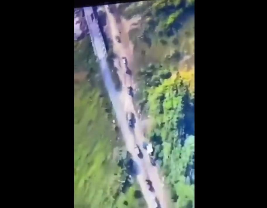 Колонна оккупантов убегает из Изюма / скриншот Колонна оккупантов убегает из Изюма / скриншот