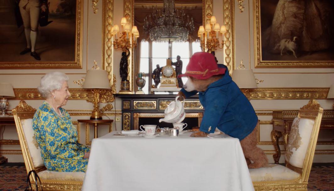 После смерти королевы люди начали приносить в парк сэндвичи с джемом и плюшевых мишек / Скриншот с видео После смерти королевы люди начали приносить в парк сэндвичи с джемом и плюшевых мишек / Скриншот с видео