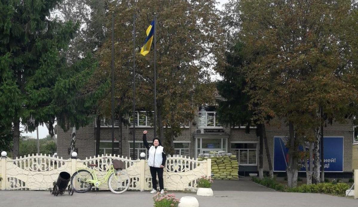 В Козачей Лопани подняли флаг Украины / фото facebook/dermiskrada