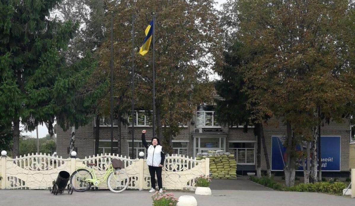 У Козачій Лопані підняли прапор України / фото facebook / dermiskrada У Козачій Лопані підняли прапор України / фото facebook / dermiskrada