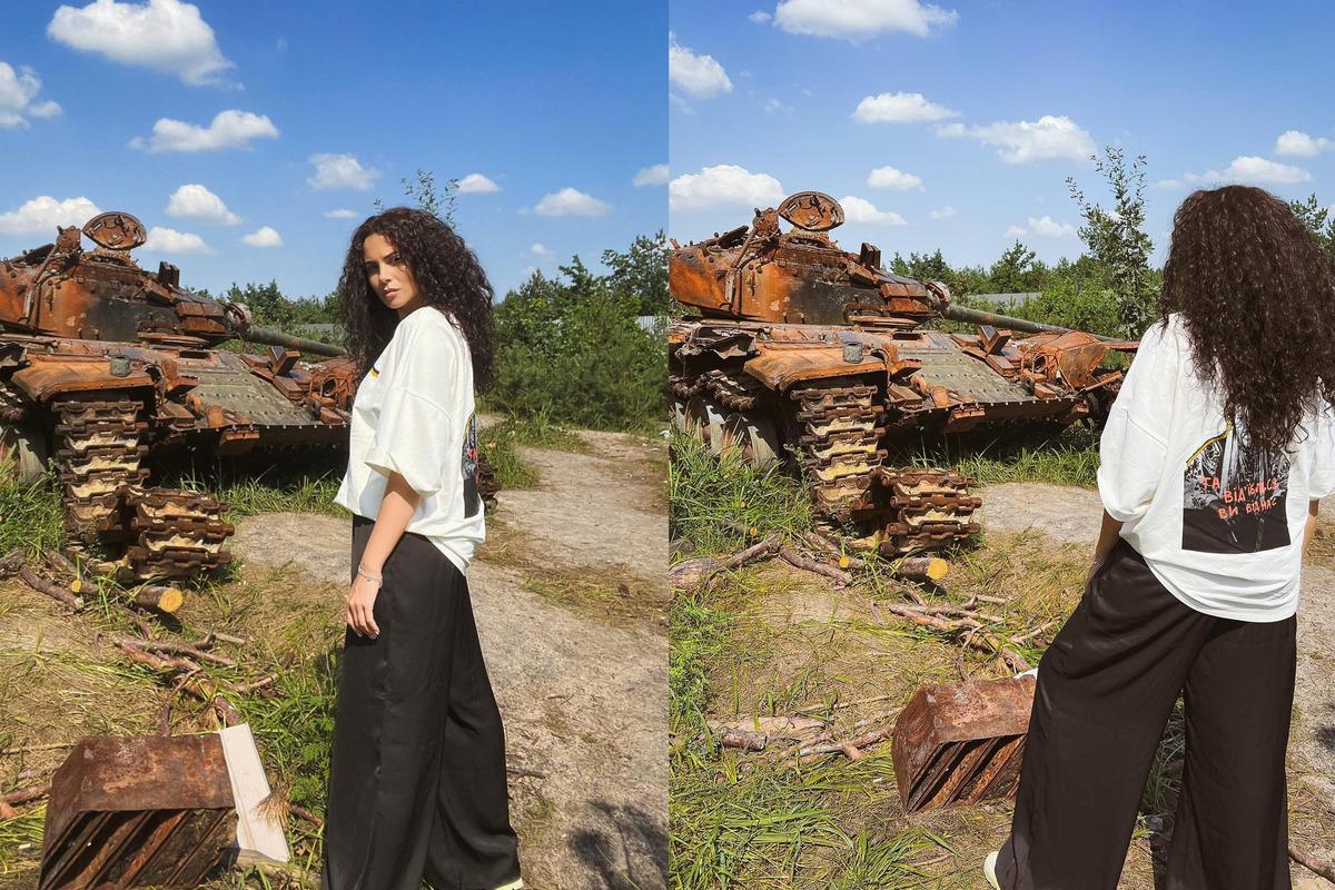Каменських на тлі знищеної техніки рашистів / фото instagram.com/kamenskux Каменських на тлі знищеної техніки рашистів / фото instagram.com/kamenskux