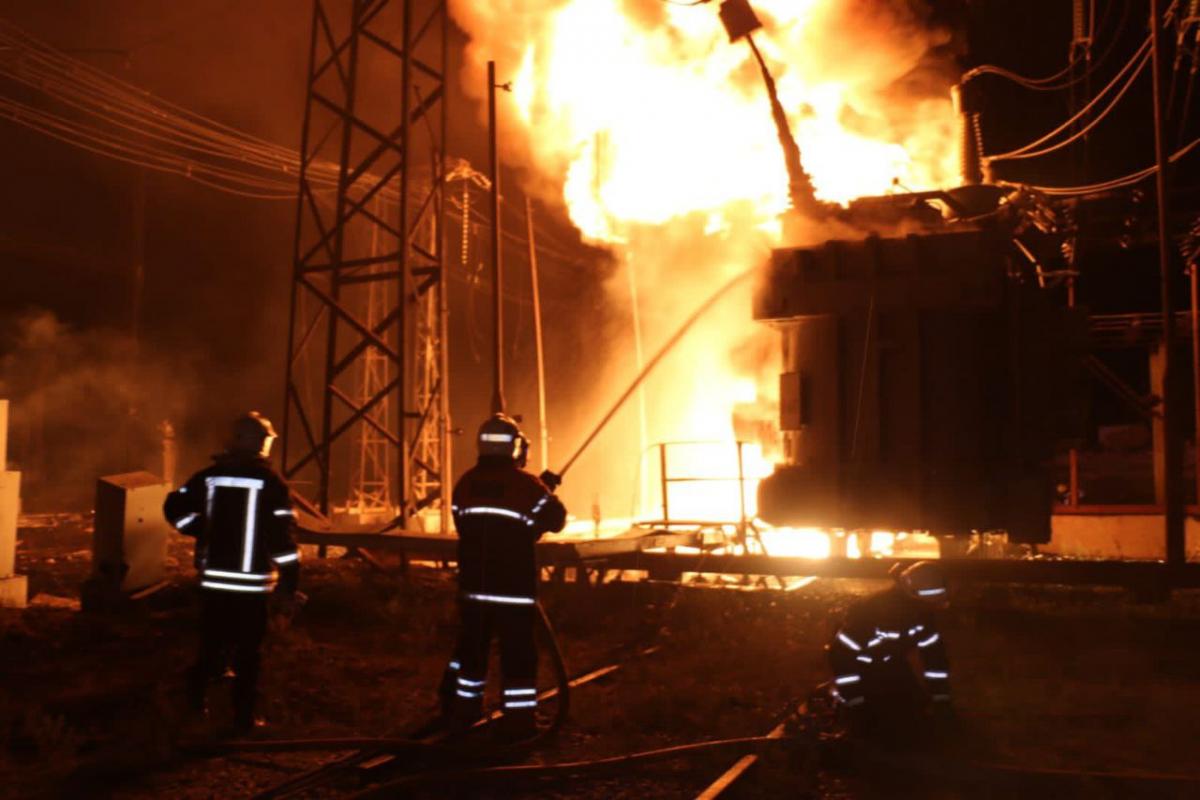 Росіяни відновили атаки на енергетику/ фото ДСНС Росіяни відновили атаки на енергетику/ фото ДСНС
