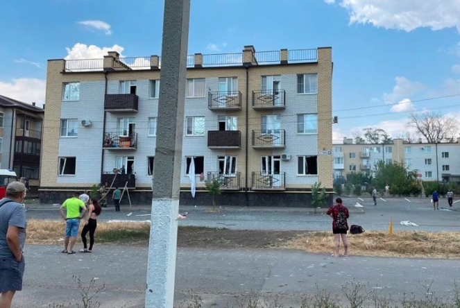Glass was broken in the windows of the first floor of one of the houses / photo Taganrog traffic police
