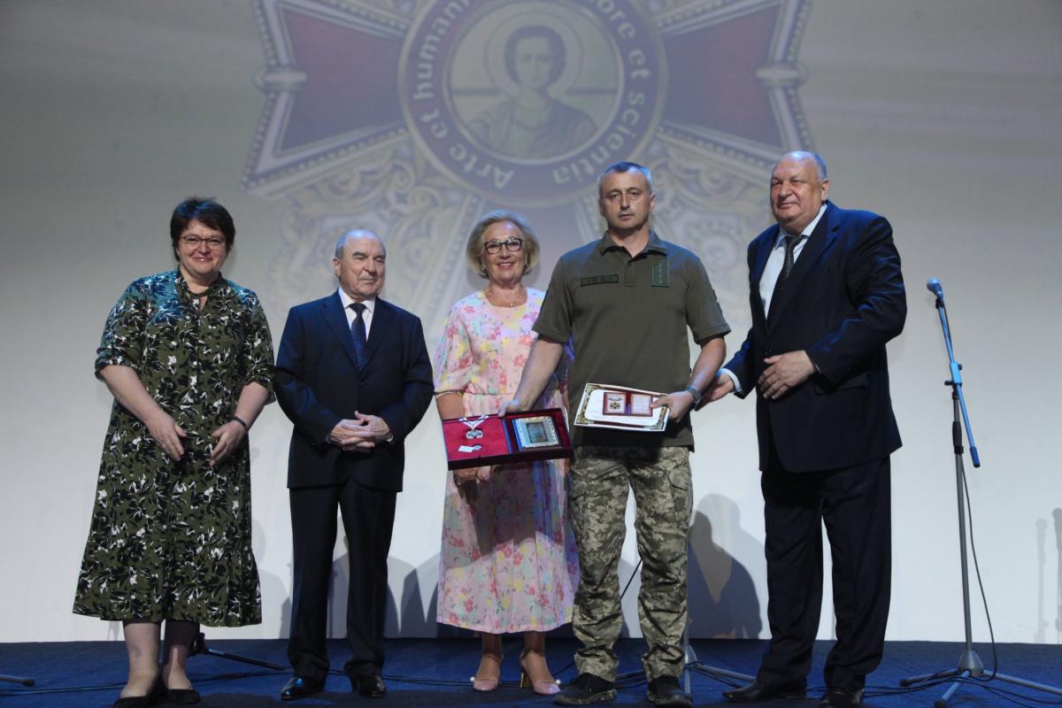 'Фармак' виділив 1 мільйон гривень на нагороди найкращим медикам України 'Фармак' виділив 1 мільйон гривень на нагороди найкращим медикам України
