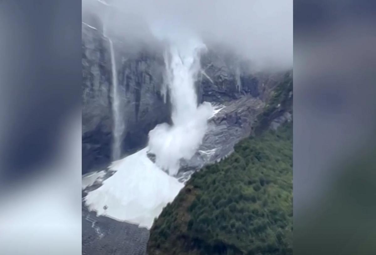 A glacier collapsed in Chile / video screenshot