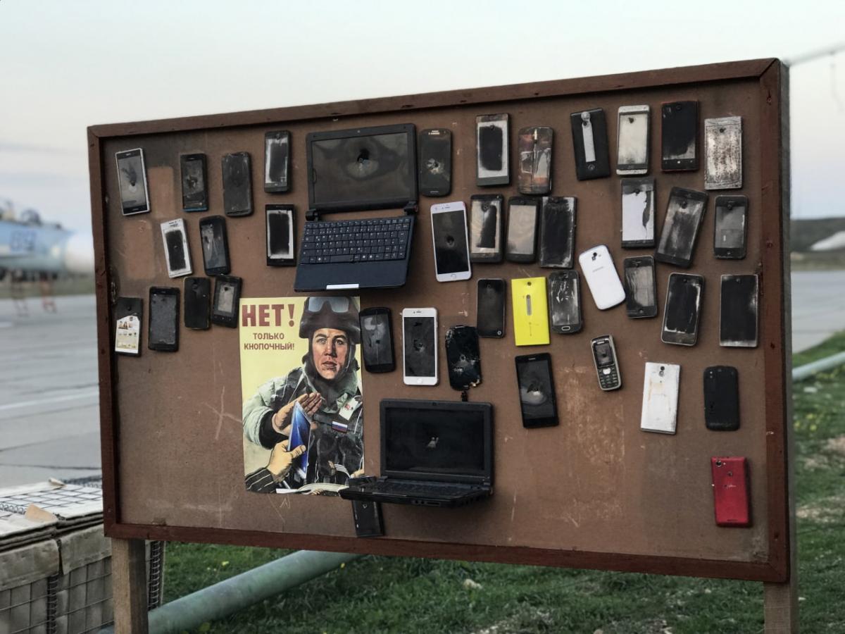 На авиабазе в Крыму к стенду прибили гаджеты солдат / фото InformNapalm На авиабазе в Крыму к стенду прибили гаджеты солдат / фото InformNapalm