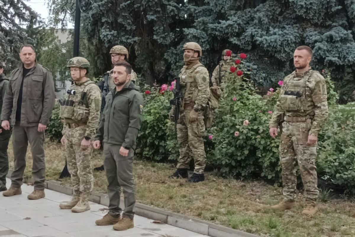 Зеленский в Изюме / фото facebook.com/dshv25opdbr Зеленский в Изюме / фото facebook.com/dshv25opdbr