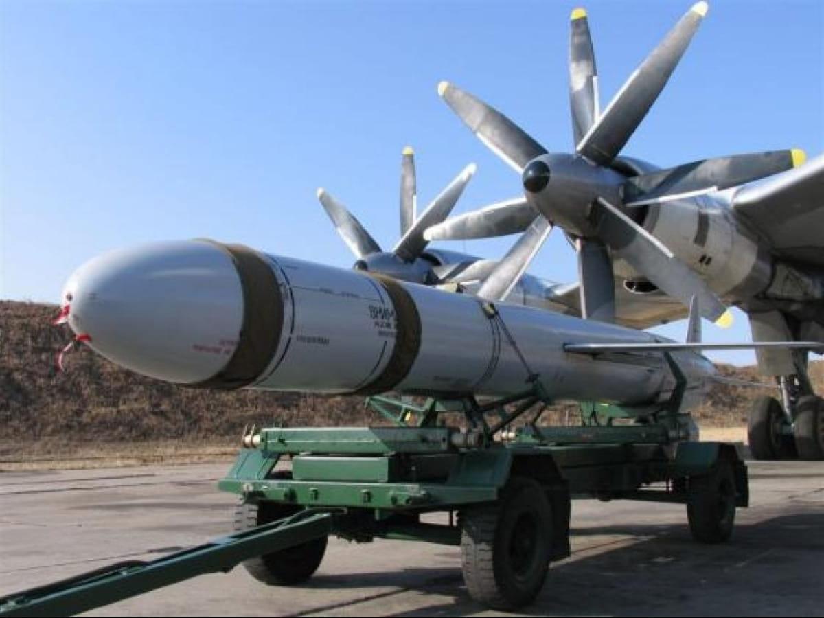 Россия запустила ракеты Х-101 в сторону Украины / фото з соцсетей