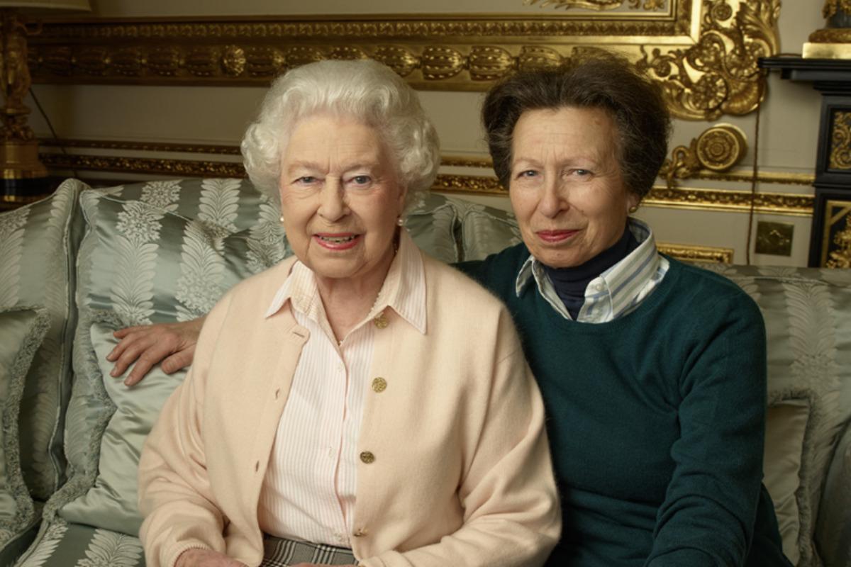 Елизавета ІІ с дочерью Анной / фото twitter.com/RoyalFamily Елизавета ІІ с дочерью Анной / фото twitter.com/RoyalFamily