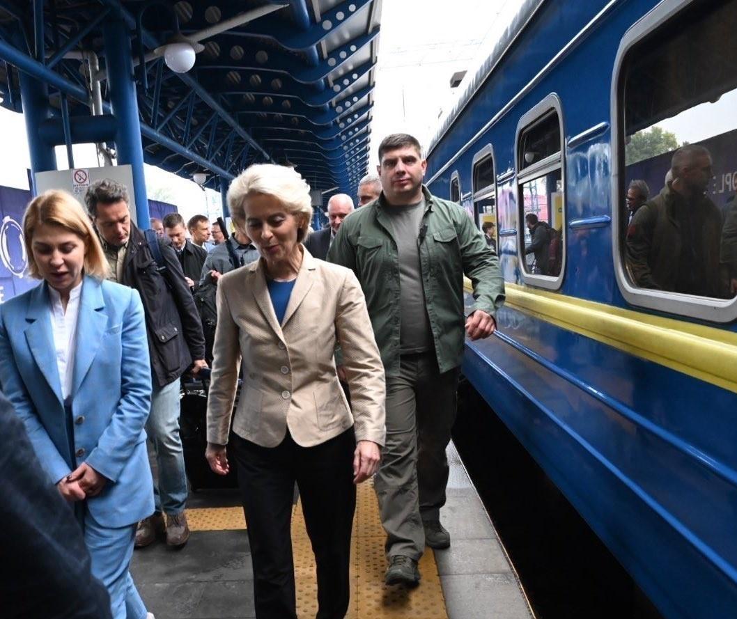 Президентка Єврокомісії прибула до Києва (фото) Президентка Єврокомісії прибула до Києва (фото)