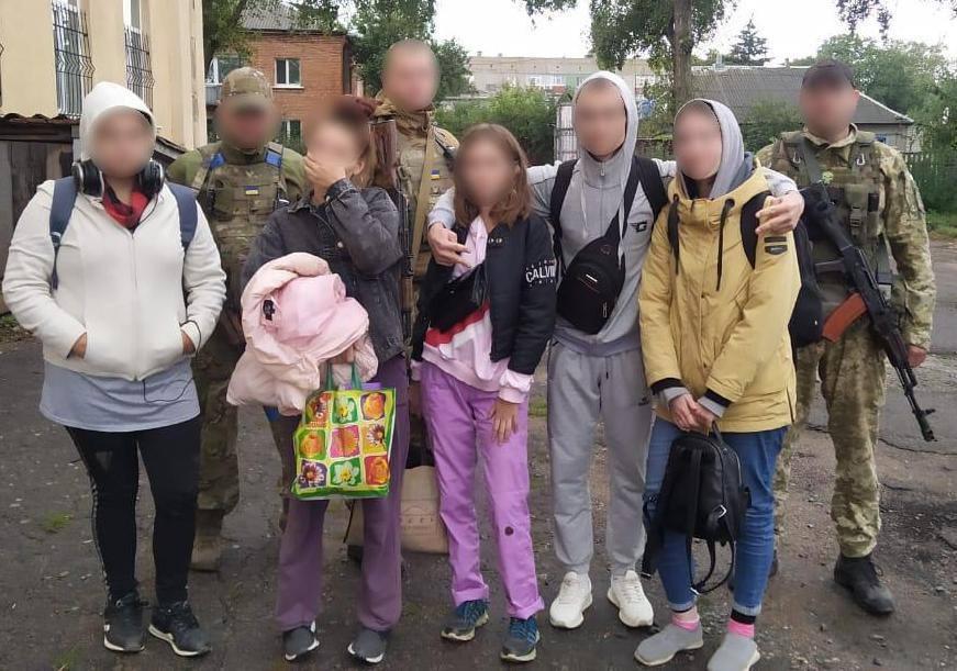 На Харківщині окупанти тиждень тримали дітей у підвалі / фото ДПСУ На Харківщині окупанти тиждень тримали дітей у підвалі / фото ДПСУ