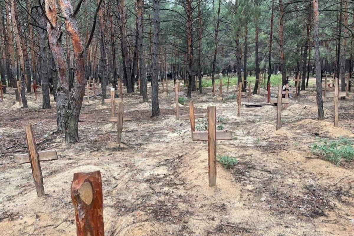 Оккупанты устроили массовые захоронения в Изюме / фото УНИАН Оккупанты устроили массовые захоронения в Изюме / фото УНИАН