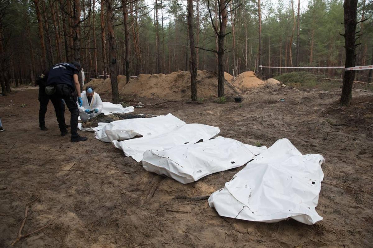 Mass graves found in Izyum \ t.me/V_Zelenskiy_official