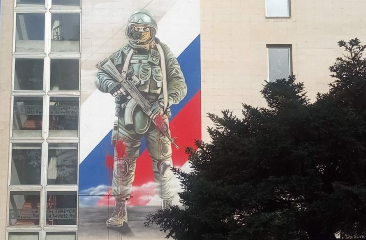 У Криму зіпсували мурал на підтримку окупантів / фото з соцмереж У Криму зіпсували мурал на підтримку окупантів / фото з соцмереж