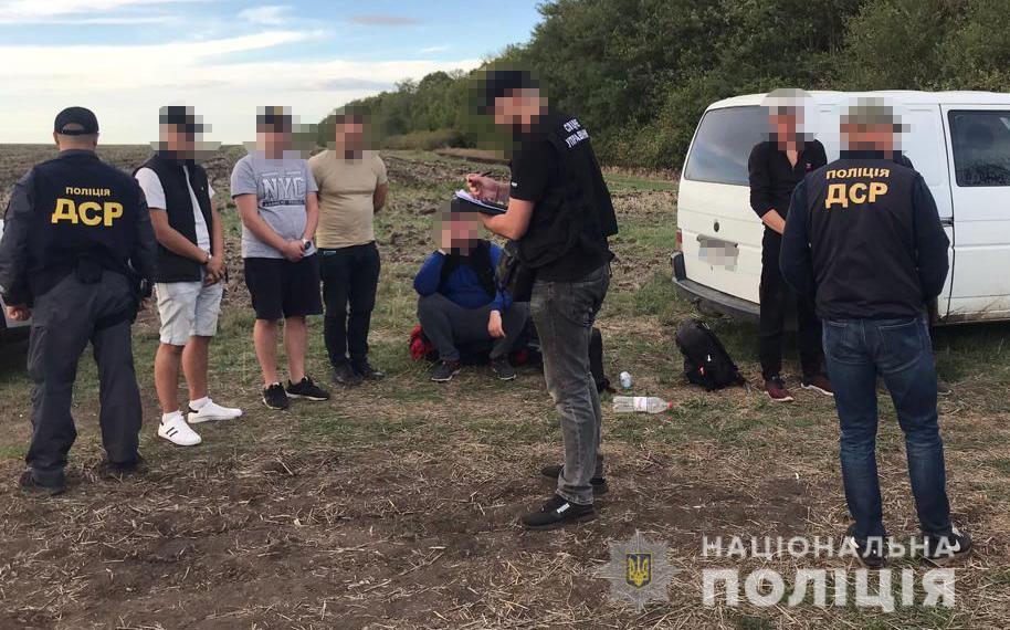 Організатора та двох його спільників затримали під час спроби перевезти чотирьох «клієнтів» через державний кордон / фото НПУ Організатора та двох його спільників затримали під час спроби перевезти чотирьох «клієнтів» через державний кордон / фото НПУ