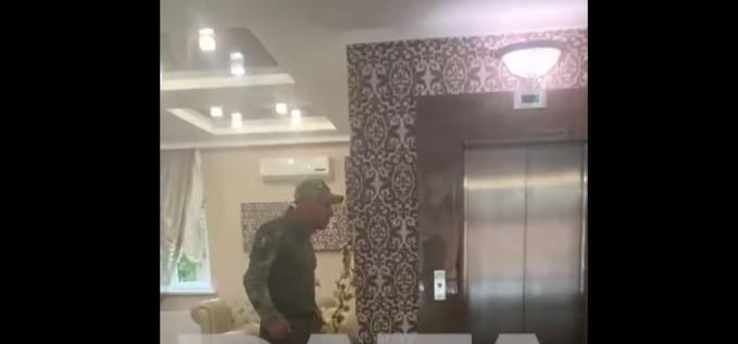 "Вагнеровец" устроил разборки в российском отеле / скриншот "Вагнеровец" устроил разборки в российском отеле / скриншот