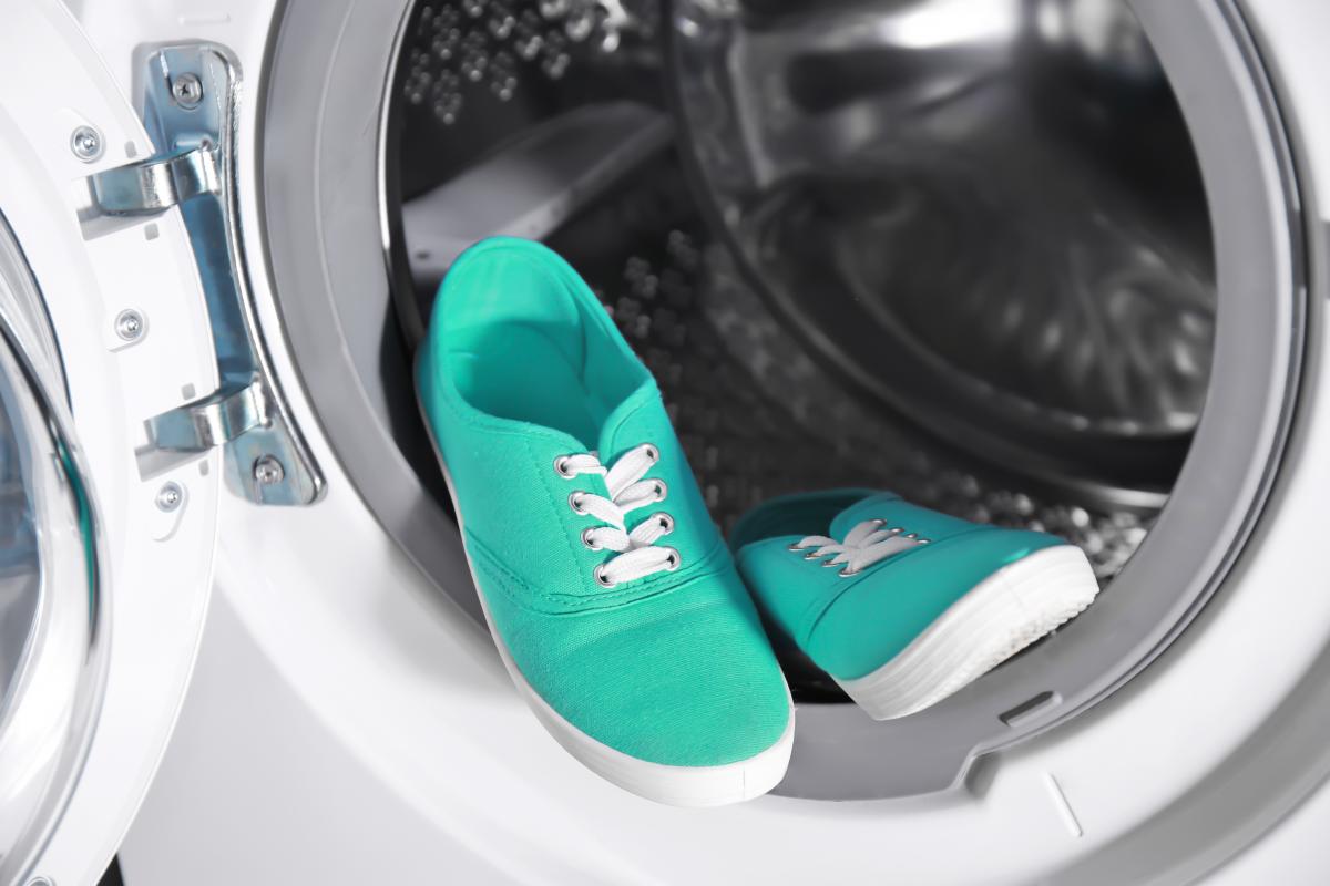 Как стирать кроссовки вручную от запаха / depositphotos.com