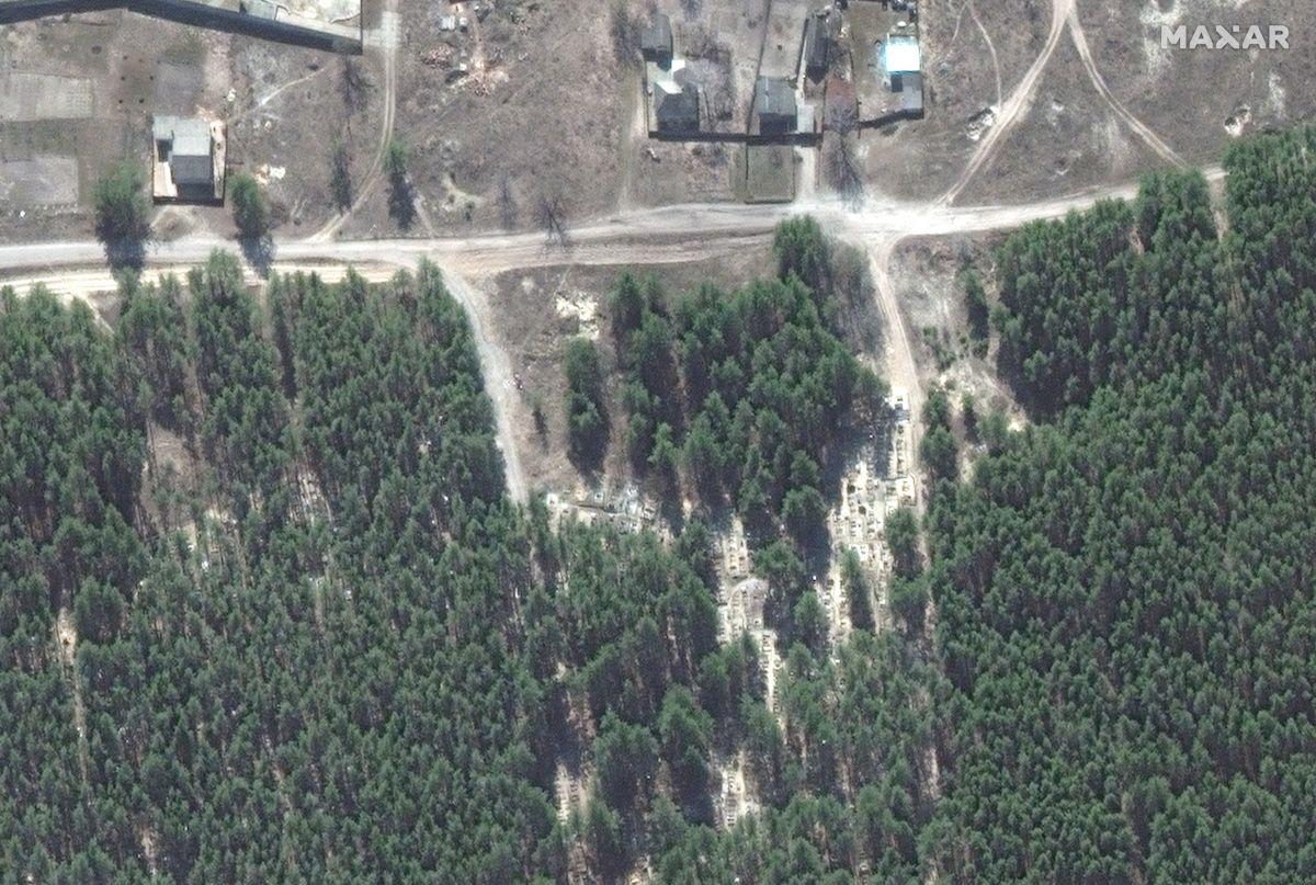 Спутниковые снимки массового захоронения возле Изюма март 2022 / фото Twitter / Maxar Technologies