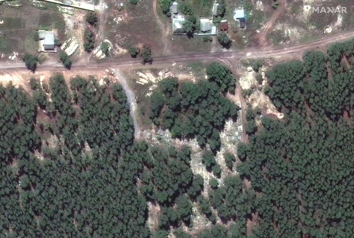 Спутниковые снимки массового захоронения возле Изюма август 2022 / фото Twitter / Maxar Technologies