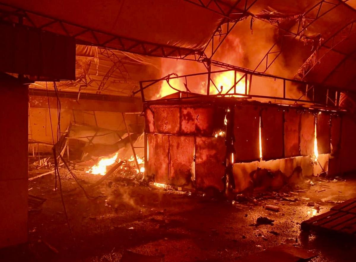 Зачепило ворожим обстрілом і дитячий садок, кілька магазинів, перукарню та будівлю місцевої адміністрації / t.me/dnipropetrovskaODA Зачепило ворожим обстрілом і дитячий садок, кілька магазинів, перукарню та будівлю місцевої адміністрації / t.me/dnipropetrovskaODA