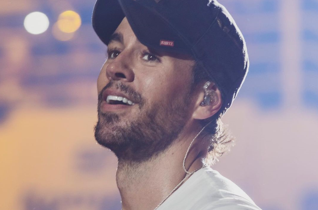 Энрике Иглесиас поцеловался с фанаткой / instagram.com/enriqueiglesias Энрике Иглесиас поцеловался с фанаткой / instagram.com/enriqueiglesias