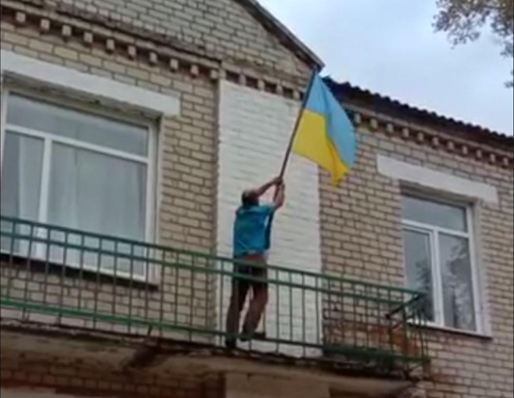 У Підвисокому встановили прапор України / скріншот У Підвисокому встановили прапор України / скріншот