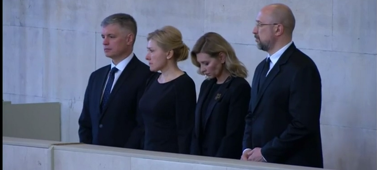 Elena Zelenskaya and Denis Shmigal honor Elizabeth II / screen video