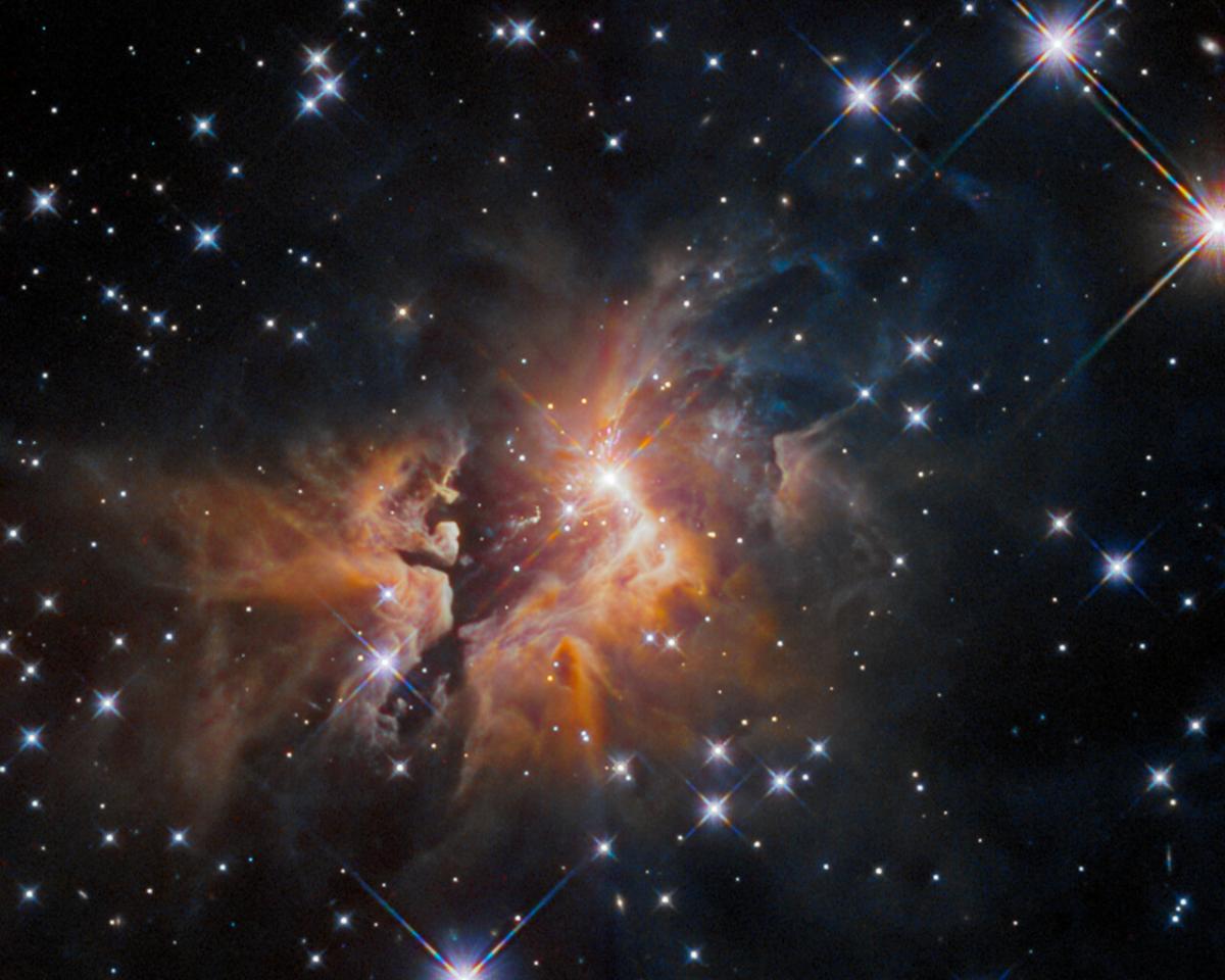 Загадочный космический объект расположен на расстоянии более 9000 световых лет от нас / фото ESA/Hubble & NASA, R. Sahai