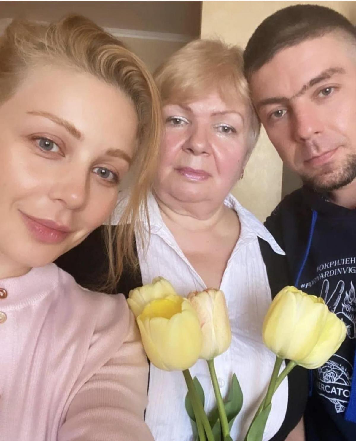 Тина Кароль с мамой и братом / фото facebook.com/tina.karol Тина Кароль с мамой и братом / фото facebook.com/tina.karol