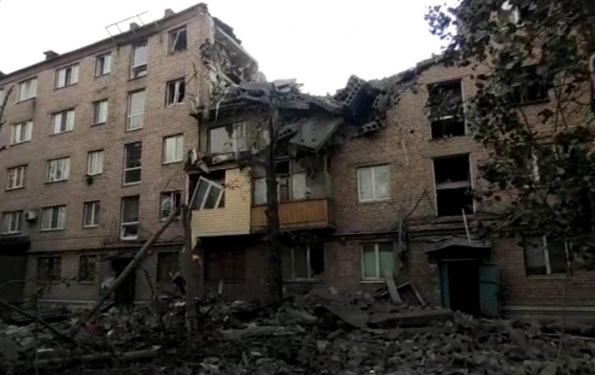 Россияне ударили по многоэтажке в Бахмуте / скриншот с видео Россияне ударили по многоэтажке в Бахмуте / скриншот с видео