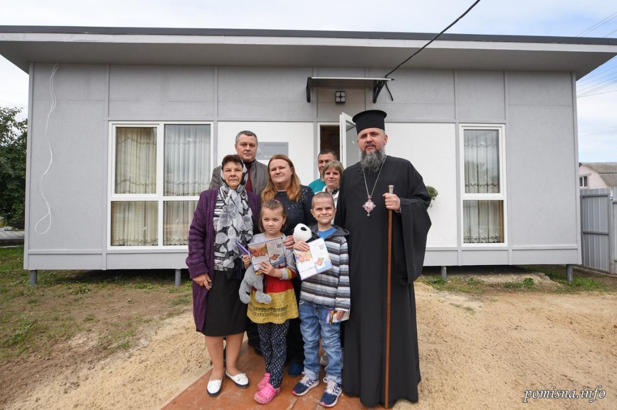 Митрополичий фонд ПЦУ передав ще одну чергу будинків родинам, які втратили житло внаслідок російського нападу / фото пресс-служюа ПЦУ Митрополичий фонд ПЦУ передав ще одну чергу будинків родинам, які втратили житло внаслідок російського нападу / фото пресс-служюа ПЦУ