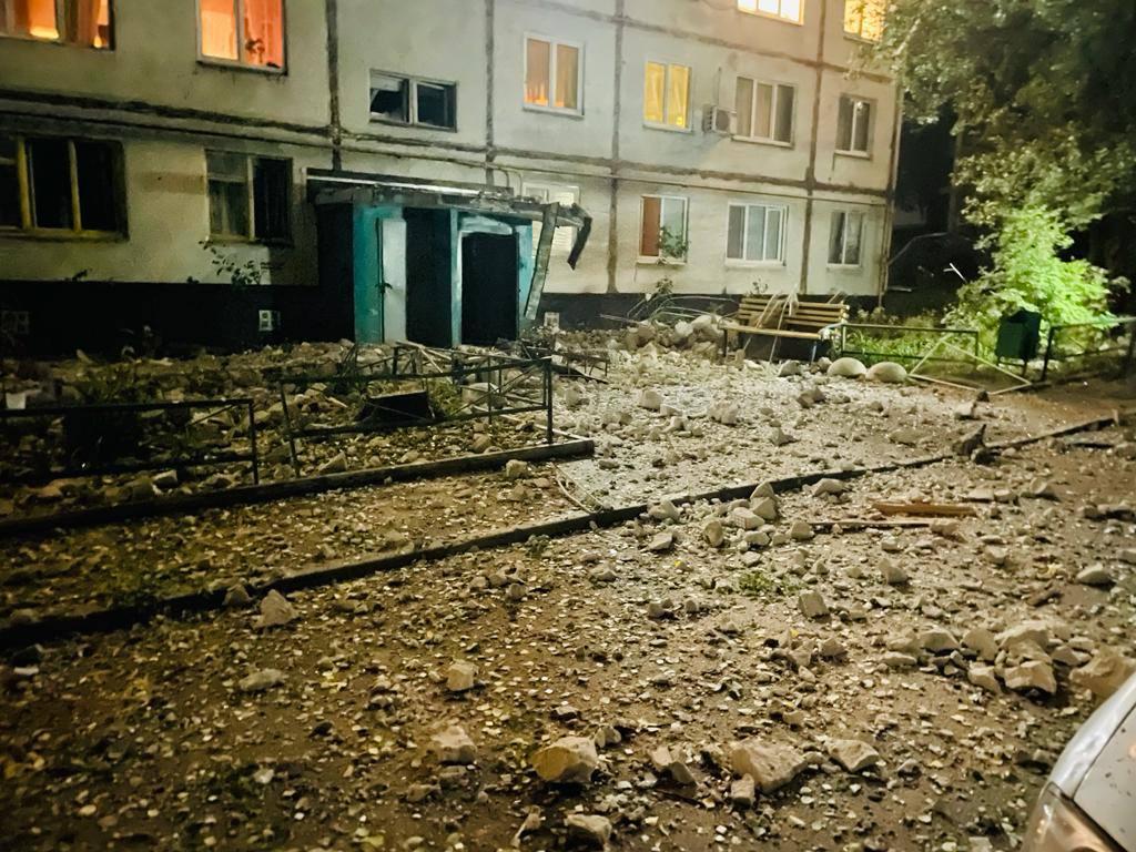 У Харкові врятовані люди, які після ворожого обстрілу опинилися у "пастці" / фото t.me/ihor_terekhov У Харкові врятовані люди, які після ворожого обстрілу опинилися у "пастці" / фото t.me/ihor_terekhov