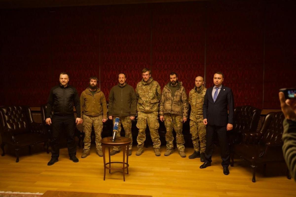 «Азовці» Денис «Редіс» Прокопенко, Святослав «Калина» Паламар, Олег Хоменко, командир 35-ї бригади морської піхоти Сергій «Волина» Волинський та 12-ї бригади Нацгвардії Денис Шлега / фото прес-служба МВС «Азовці» Денис «Редіс» Прокопенко, Святослав «Калина» Паламар, Олег Хоменко, командир 35-ї бригади морської піхоти Сергій «Волина» Волинський та 12-ї бригади Нацгвардії Денис Шлега / фото прес-служба МВС
