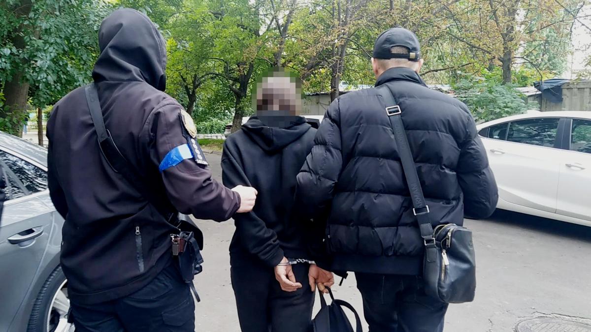 Чоловік бив жінку пляшкою / фото od.npu.gov.ua Чоловік бив жінку пляшкою / фото od.npu.gov.ua