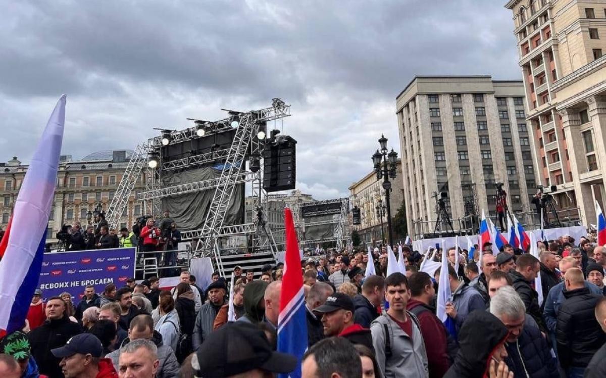 Пропагандисты согнали москвичей на "патриотическую" акцию / t.me/informnapalm