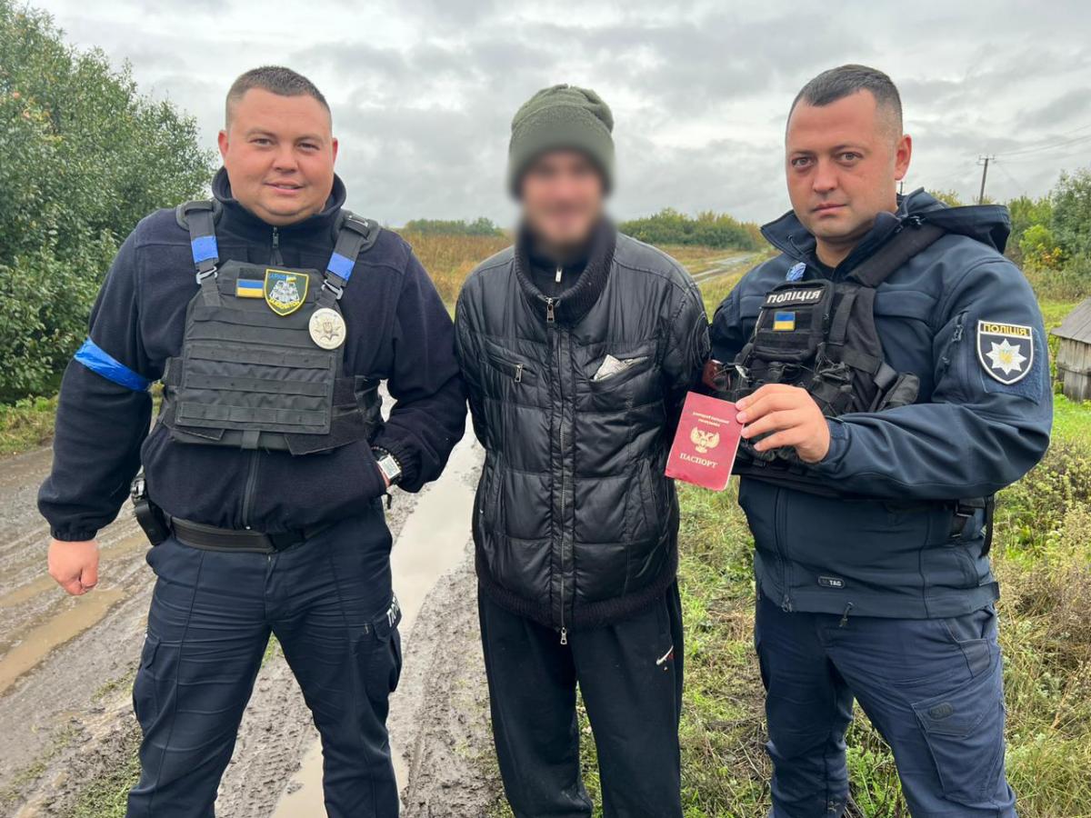 Поліцейські затримали російського військового / фото ГУНП Поліцейські затримали російського військового / фото ГУНП