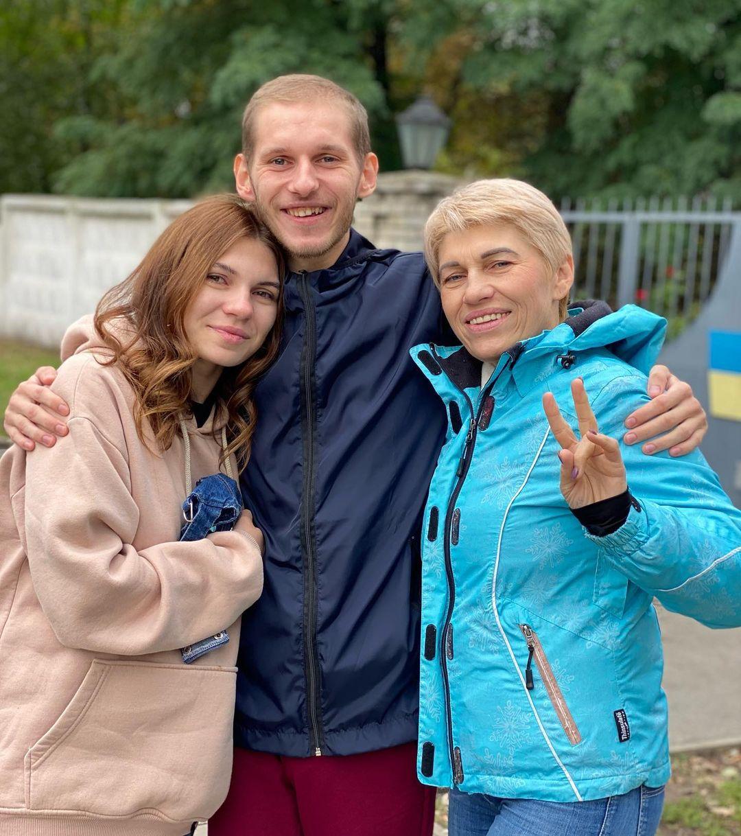Дмитрий «Орест» Козацкий с мамой и сестрой после плена / фото instagram.com/dasha_stilinski_ Дмитрий «Орест» Козацкий с мамой и сестрой после плена / фото instagram.com/dasha_stilinski_