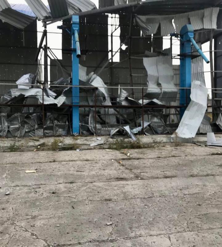 В результате обстрела повреждены окна , крыша и двери в зданиях, а также частично разрушено складское помещение / фото Телеграм-канал Александра Сенкевича