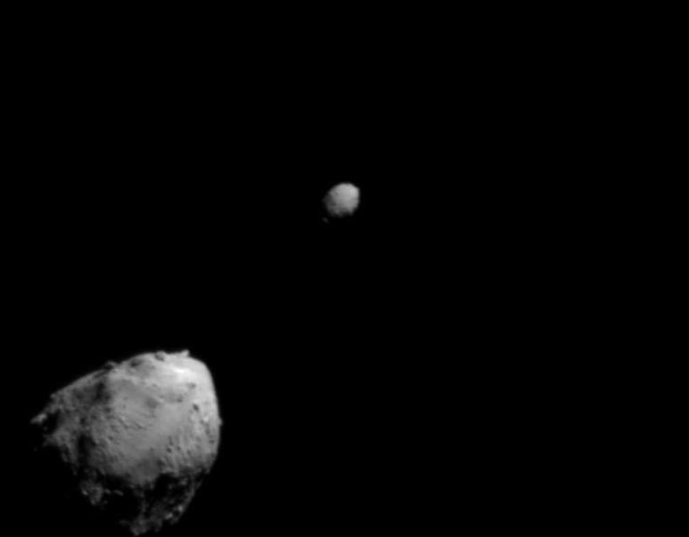 Ученые впервые в истории столкнули космический аппарат и астероид, чтобы изменить его траекторию / фото Nasa