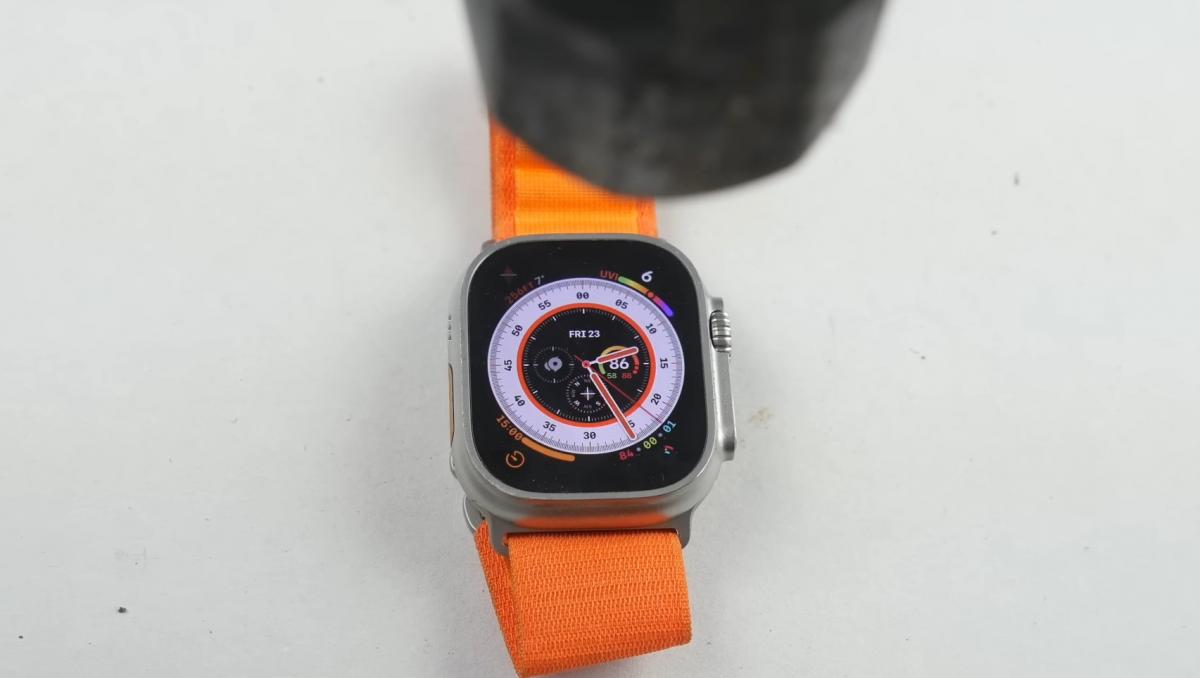 Apple Watch Ultra, створені для екстремальних видів спорту, перевірили на міцність / скріншот