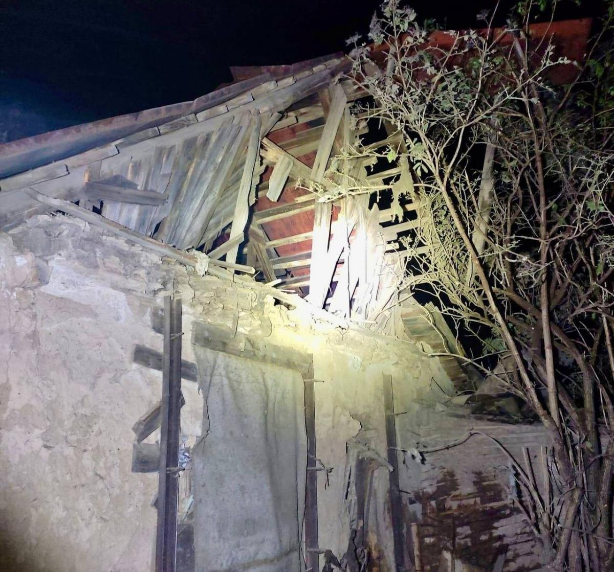 Окупанти вночі вдарили по Нікополю з 'Градів' та важкої артилерії (фото) Окупанти вночі вдарили по Нікополю з 'Градів' та важкої артилерії (фото)