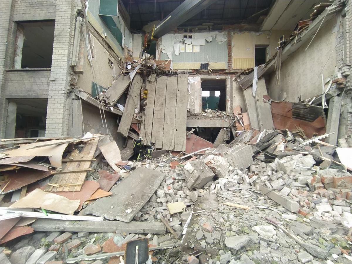 Обстрел частично разрушил 3-этажное здание СОШ № 1 / фото ГСЧС