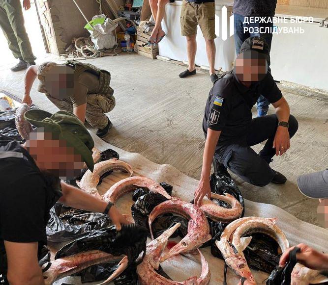 Працівники ДБР затримали одного з учасників схеми / фото ДБР Працівники ДБР затримали одного з учасників схеми / фото ДБР