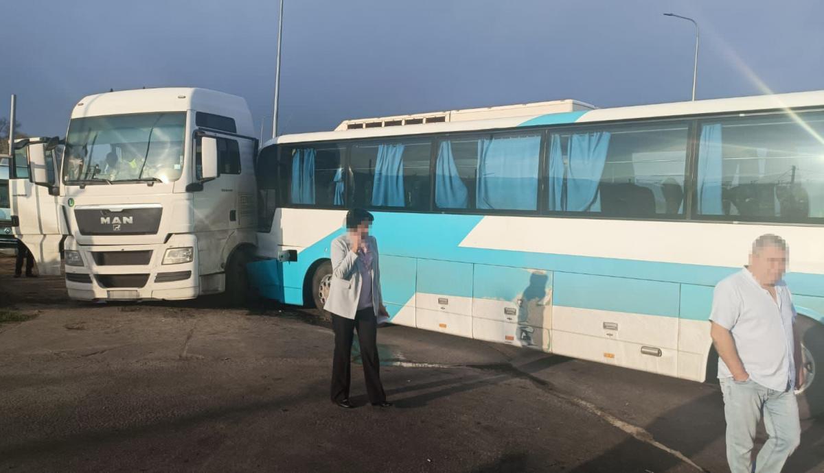 Грузовик столкнулся с автобусом, в котором находилось 45 пассажиров / фото Нацполиция Одесской области