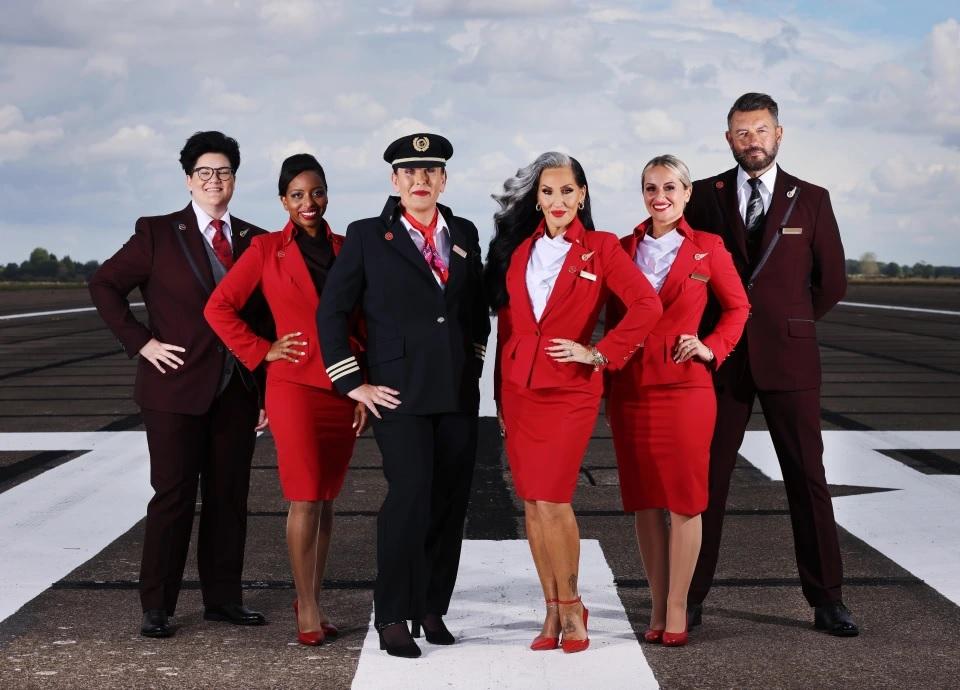 Virgin Atlantic уже несколько лет демократизирует униформу для экипажей самолетов / фото thesun.co.uk